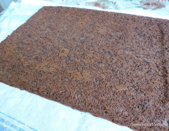 Теплый бисквит переворачиваем на полотенце и снимаем пергамент. Даем полностью остыть.