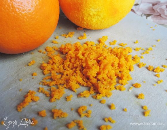 Пока печется бисквит, приступаем к апельсиновому муссу. Нам понадобиться два средних апельсина. Моем их, с одного натираем цедру (только оранжевую часть).