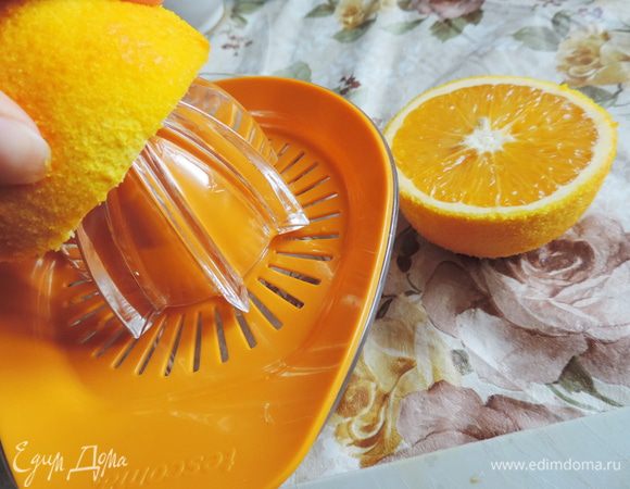 Выдавливаем сок, у нас должно получится примерно 150 мл свежевыжатого сока.