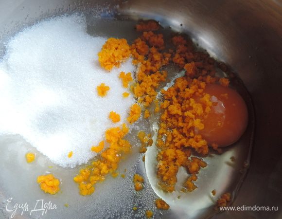 Соединяем сахар, цедру и яйцо в сотейнике. 