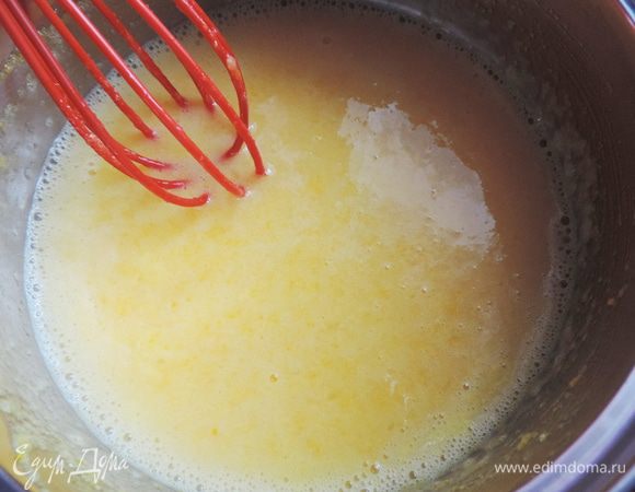 Вливаем сок, перемешиваем и отправляем на медленный огонь.