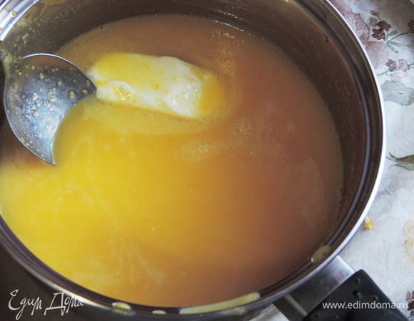 Попробуйте крем на вкус, когда он станет однородным. Если апельсины очень кислые, можно добавить еще немного сахара. У меня апельсины были сладкие и сахара мне хватило. Варим, непрерывно помешивая до загустения. Как только появятся первые пузырьки, а масса станет как жидкие сливки, снимаем сотейник с огня и еще немного помешиваем, чтобы яйцо не свернулось. Затем добавляем сливочное масло и заранее замоченный в двух столовых ложках воды желатин, вымешиваем до полной однородности массы. Отправляем остывать в прохладное место или в емкость с холодной водой.