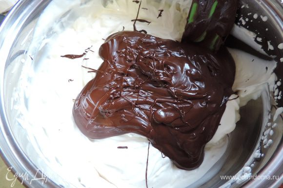 Шоколад расплавим на водяной бане или любым удобным для вас способом. Смешиваем шоколад со взбитой сметаной и заранее замоченным в двух столовых ложках воды и растопленным желатином.
