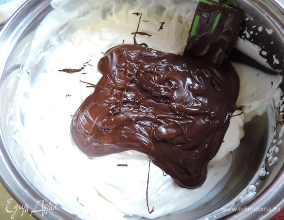 Шоколад расплавим на водяной бане или любым удобным для вас способом. Смешиваем шоколад со взбитой сметаной и заранее замоченным в двух столовых ложках воды и растопленным желатином.