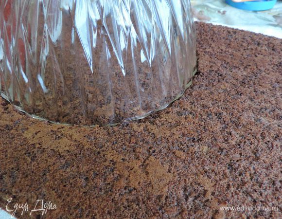 Для сборки торта нам понадобится салатник куполообразной формы. У меня салатник на 1,5 литра, всех ингредиентов хватило без остатка и недостачи :)
Из бисквитного пласта вырезаем круг, приложив салатник вверх дном. Это будет дно торта.