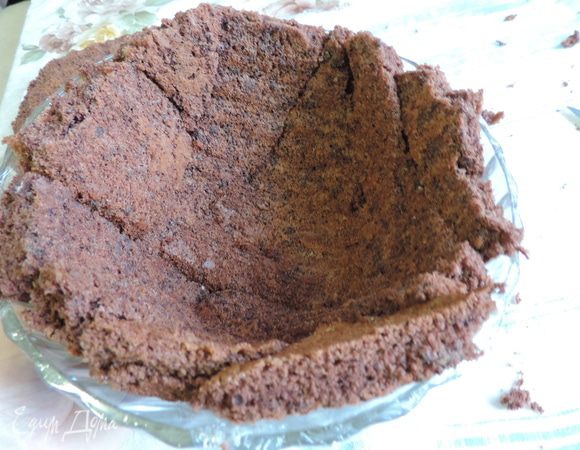 Из оставшегося бисквита вырезаем треугольники и укрываем дно и стенки салатника, предварительно выстелив его пищевой пленкой.