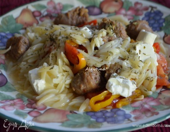 Слить жидкость у пасты, можно сохранить 1/2 стакана и подать в чаше на стол.
Накладываем на тарелку пасту, затем колбаски с овощами, петрушкой и рикотту крошкой или заменим на сливочный сыр, порезав на кубики. Сохранившийся бульон добавляют уже в блюдо перед подачей по желанию. Приятного аппетита.