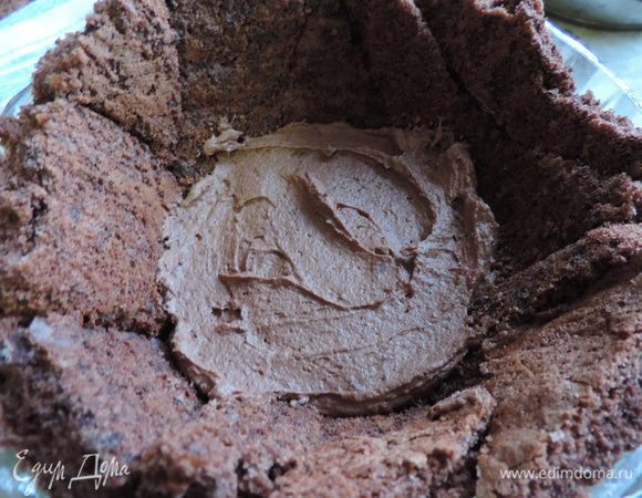 Приступаем к сборке. На дно нашего купола выкладываем примерно треть шоколадного мусса.