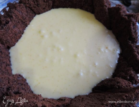 У меня он получился очень густым и я сразу на верх вылила апельсиновый мусс. Для ускорения процесса торт я убрала на полчаса в морозилку.
