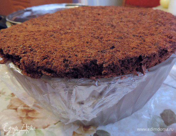 На застывший апельсиновый мусс выкладываем оставшийся шоколадный мусс и накрываем вырезанным бисквитным кругом. Полученную конструкцию я убрала в морозилку еще на полчаса.