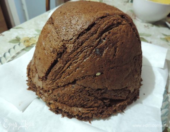 Готовый торт переворачиваем на блюдо. Чтобы оно не испачкалось, под торт можно подложить бумагу для выпечки, нарезанную полосками.