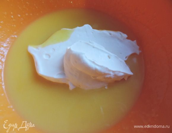 Добавляем взбитую сметану в остывший до комнатной температуры крем.