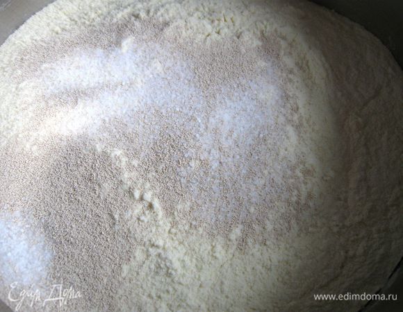 Смешать в миске муку semola di grano duro rimacinata, соль и сухие дрожжи. 