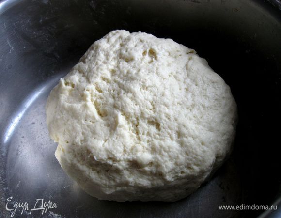 Добавить воду (предварительно ее надо охладить  в  морозильнике  до 12С, чтобы ускорить процесс я использовала кубики льда). Размешать тесто до однородного состояния. Оформить в виде шара.