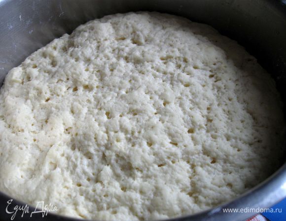 Накрыть  кастрюлю с тестом полотенцем  и оставить бродить на 7 часов.