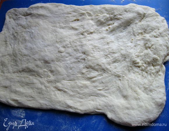 Присыпать рабочую поверхность мукой, выложить на нее тесто и расправить его в прямоугольник размером примерно 20х25 см. 