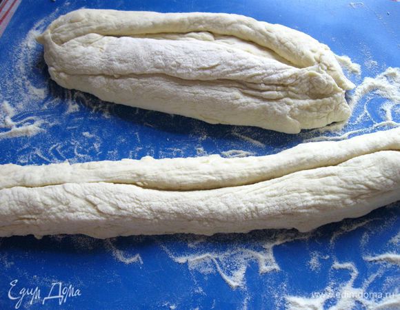 Немного потянуть. Накрыть полотенцем, оставить расстаиваться на 25 - 30 минут. 