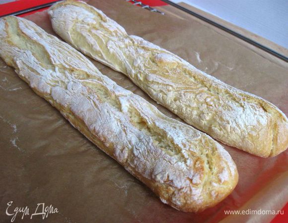 Стенки побрызгать из пульвелизатора. Будьте аккуратны, пар!!! В нижний, противень аккуратно налить воды  для пара. Я наливала 300г. Выпекать  40 -45 минут. Через 30 минут следует проверить.  Выключить духовку. Вынуть хлеб, переложить на бумаге на решетку и поставить минут на 5- 7 в выключенную духовку.