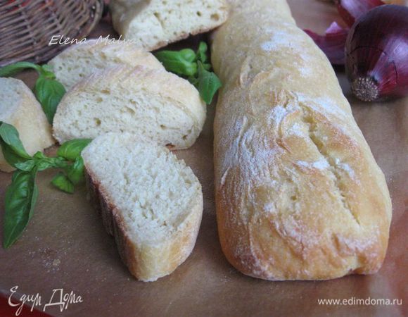 А это хлеб, который я пекла накануне. Дрожжей сухих взяла 5г, муки, соли и воды столько же, сколько в основном варианте. Расстаивалось тесто 2 часа. Температура воды, которую я добавляла к муке, была 18С. Хлеб тоже вкусный, но корочка  менее плотная, так что я бы посоветовала остановиться на варианте, который я привела полностью:хлеб более насыщенный, лаконичный.