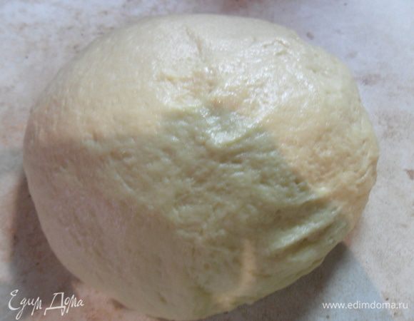 Добавляем понемногу муку и замешиваем мягкое тесто.