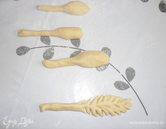А этим временем из оставшегося кусочка делаем украшения. Вот такие колоски.