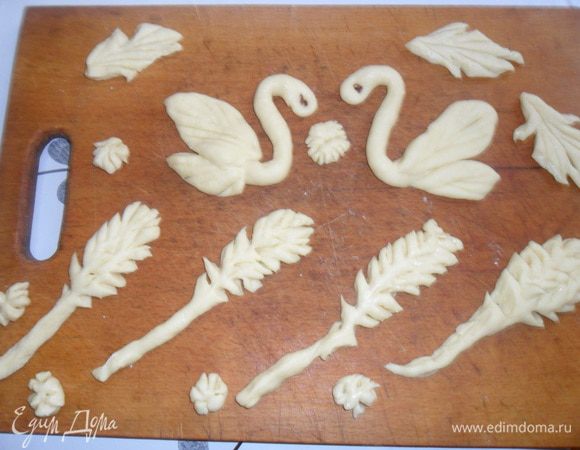 Вообщем всякие украшения какие придут в голову.