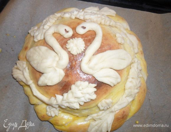 Достаем хлеб и украшаем.