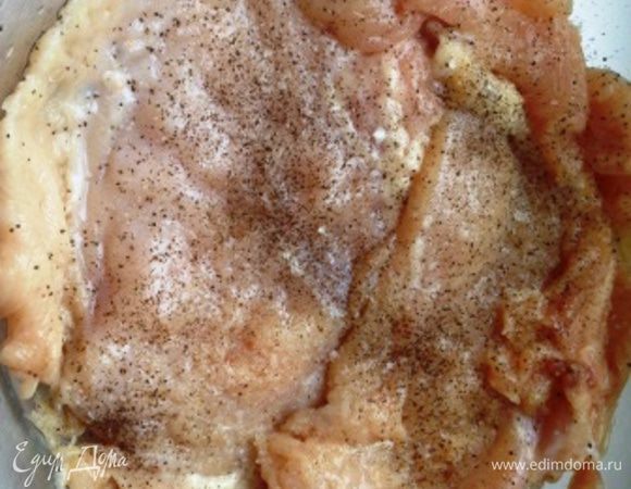 Куриное филе отбить, посолить, поперчить и выложить на дно формы так, чтобы полностью покрыть его.