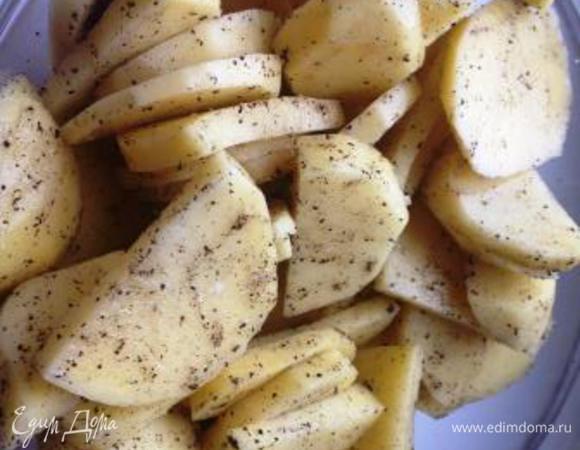 Картофель почистить, нарезать кружочками толщиной 2 мм, посолить, поперчить и перемешать.