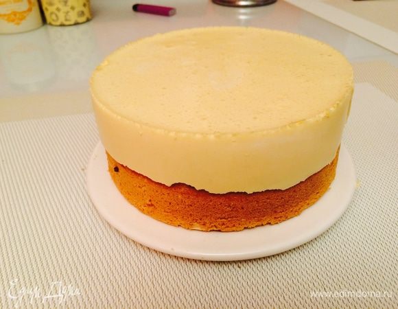 Переложить бисквит с орехово-шоколадной пастой в разъемную форму и сверху вылить полученный крем. Убрать в холодильник минимум на 6 часов, а лучше на ночь, до полного застывания мусса.