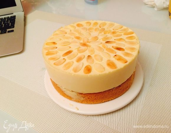 Когда мусс застынет, украсить сверху миндальными лепестками.