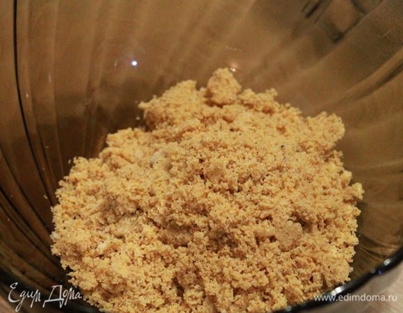 Переложить орехи в измельчитель, добавить сахар и измельчить.