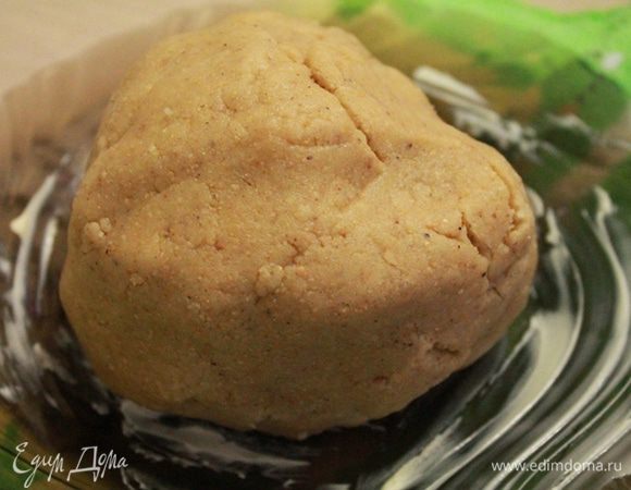 Добавить муку и все хорошо перемешать. Добавить размягченное сливочное масло и снова перемешать.