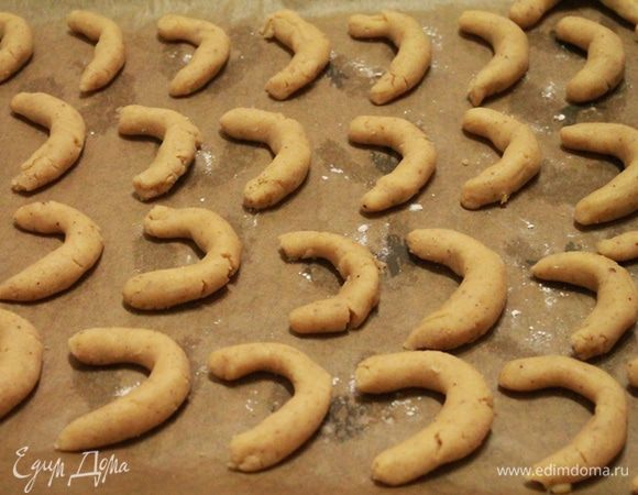 Сформовать из кусочков теста полумесяцы и уложить на противень. Выпекать при 180 градусах 10 минут. Остудить на противне.