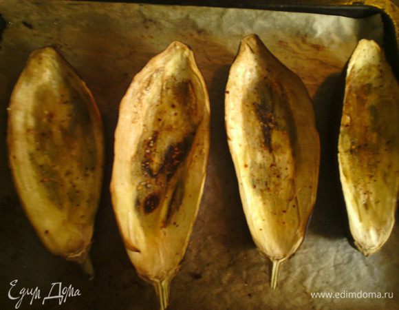 Баклажаны помыть, разрезать пополам, вырезать аккуратно мякоть. Посолить, можете посыпать специями, полить оливковым маслом и поставить в духовку 190°С на 15 минут. По истечении времени, вынуть из духовки и оставить остывать. 
