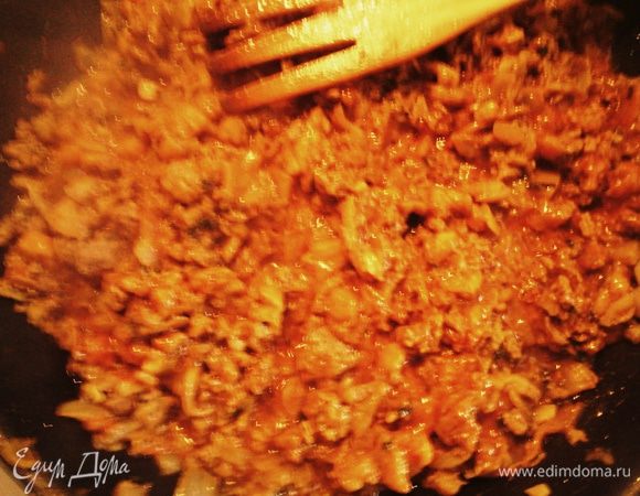 Мякоть баклажана нарезать кубиками, мелко нарезать лук, чеснок, кориандр. В сковороду налить оливковое масло, все овощи сложить, готовить на медленном огне (накрыть крышкой) 20 мин. По истечении времени добавляем фарш, специи, томатный соус. Накрываем крышкой и готовим ещё 15 минут. 