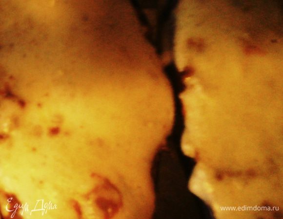 В кастрюлю кладем масло, молоко и ставим на огонь. Когда масло растает, добавляем муку и энергично мешаем до загустения. Аккуратно распределяем бешамель по баклажанным. Ставим в духовку 220°С на 10 минут. 