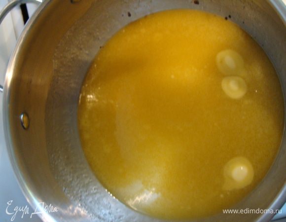 Поварить, немного помешивая до растворения сахара (1-2 мин)., добавить маргарин, дать ему растаять, всыпать соду.