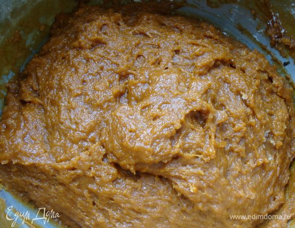 Снять с огня, продолжая помешивать. Масса потемнеет до сливочно-коричневого цвета. Когда немного остынет (минут через 5) добавим яйца по одному, каждый раз взбивая венчиком. Затем засыпем туда просеянную муку, добавляем пряности, получается негустое тесто, его мы накрываем пленкой и оставляем на 30 минут набухать.