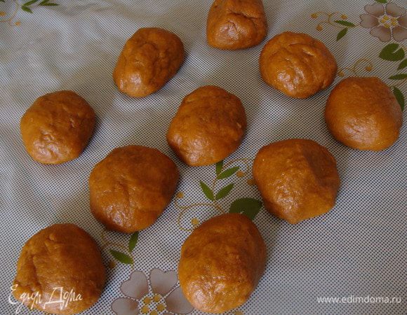 Делим его на 10 равных частей. Коржи после раскатки получаются диаметром 24 см.