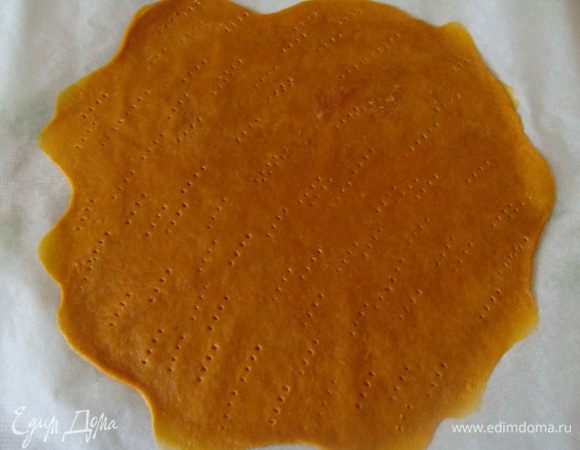 На пергаменте раскатываем корж, как можно тоньше. Раскатываем равномерно, распределяя тесто от середины к краям, накалываем вилкой. Я делаю всегда на трех пергаментах. Выпекаю на двух противнях. Так быстрее! Выпекаем в горячей духовке, раскаленной до 180 гр около 5-7 минут до золотистого оттенка.