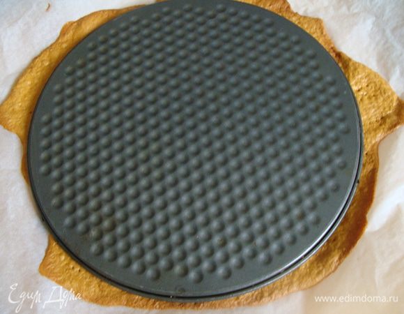 Горячий корж обрезаем. Затем, после остывания аккуратно снимаем пергамент. Лучше обрезать не острым ножом, пергамент пригодится для следующего коржа!