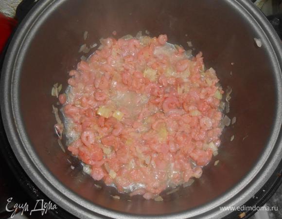 Лук обжарить в режиме "Жарка" 5 минут. Добавить креветки, жарить на том же режиме еще 10 минут.