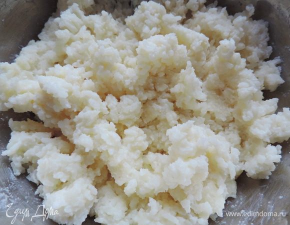 Сначала поставим вариться рисовую кашу. Для этого рис варим в молоке с сахаром (75г), солью и цедрой одного лимона до готовности. У нас должна получиться мягкая, липкая, разваренная каша. Даем ей остыть до комнатной температуры.