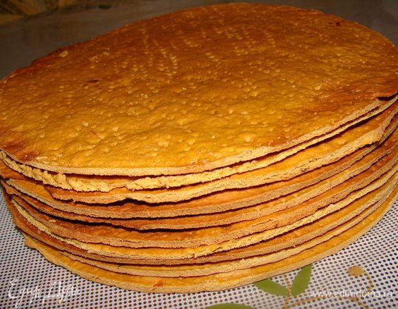 Выпечь все коржи, обрезки оставить для украшения торта.