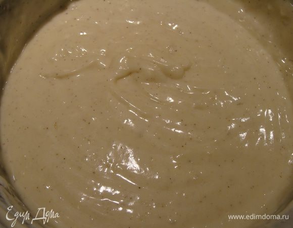 Сметану смешать с сахаром и ванильным сахаром, лучше с натуральной ванилью. 
Заваривала я так, если сметана слишком жидкая: добавила 2 ст. л крахмала, и на огонь до загустения.