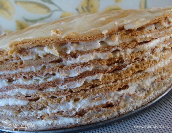 Выкладываем коржи в разъемную форму. Смазываем 4-5 ложками крема каждый корж.
