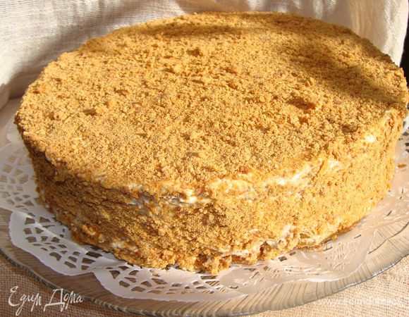 Посыпаем измельченными обрезками, переносим на тарелку.