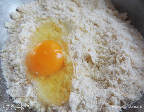 Пока каша вариться, займемся тестом. Муку с солью, разрыхлителем, маргарином (при желании можно заменить сливочным маслом) и сахаром растереть руками до образования мелкой крошки.
Добавить яйцо и замесить тесто.