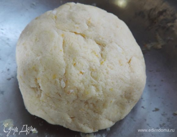 Долго месить не нужно, достаточно собрать тесто в шар. Если тесто в шар не собирается, добавьте ложку сметаны или ледяной воды.